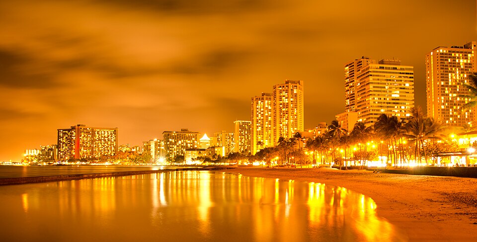 Waikīkī at dusk (Waikīkī after dark)