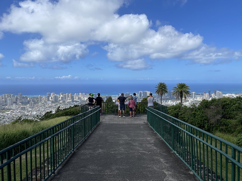Puʻu ʻUalakaʻa State Wayside (Tantalus lookout)