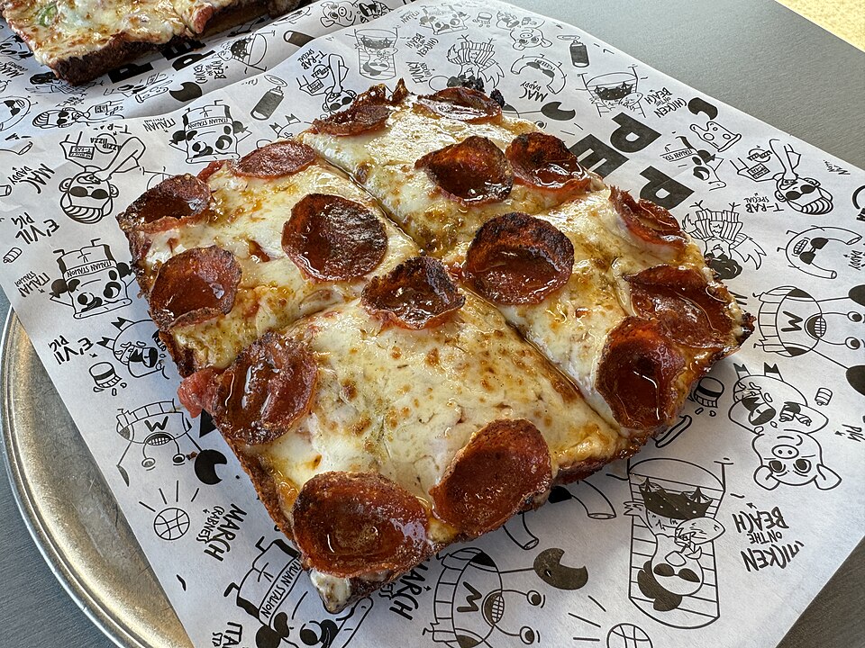 A pepperoni slice (New York pizza)