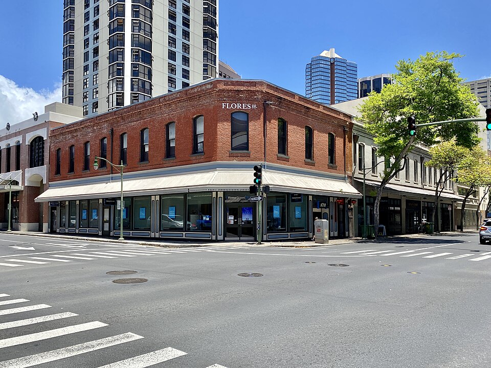 King Street at Nuʻuanu Avenue (First Hawaiian Bank, Chinatown)