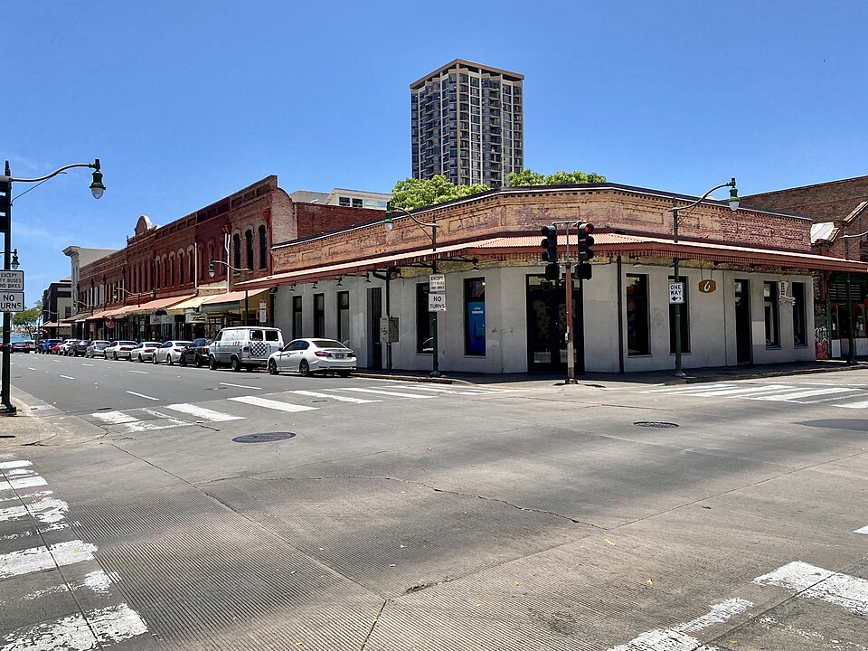 Hotel Street at Nuʻuanu Avenue, a few doors away (Dragon Upstairs)