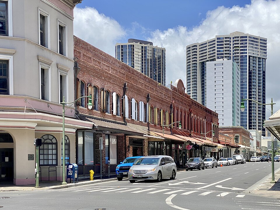 Nuʻuanu Avenue in Chinatown, around the corner (Lost downtown, on foot)
