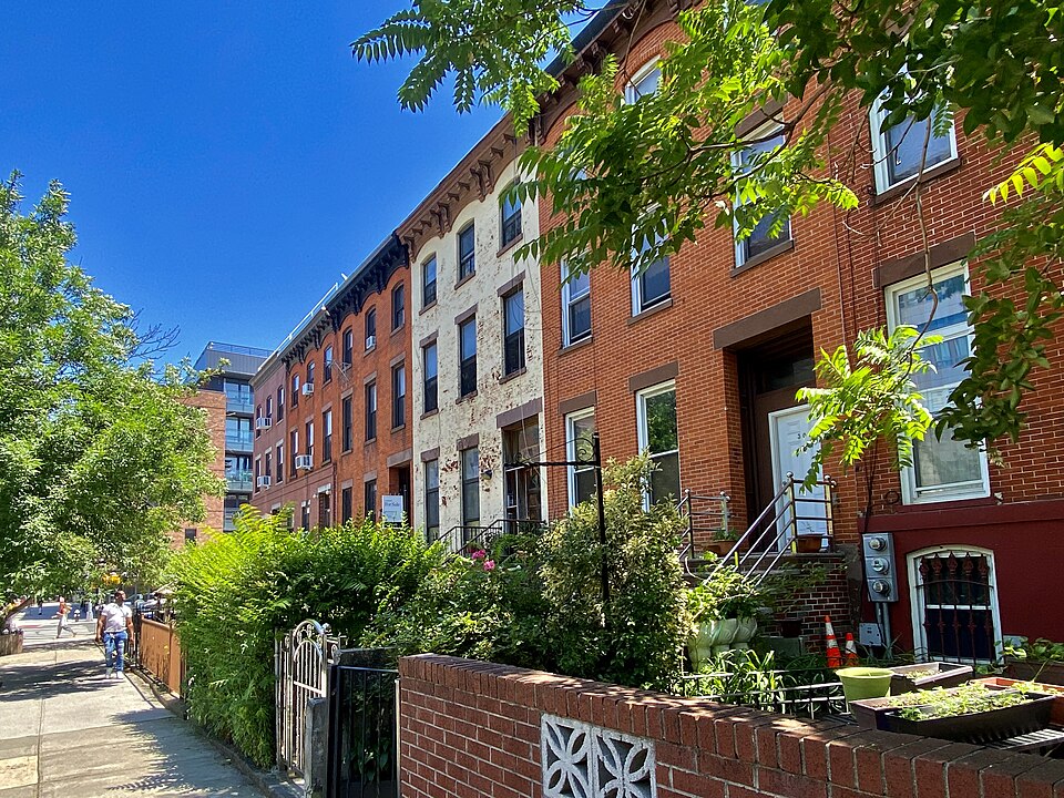 Bed-Stuy row houses, a few blocks away (Do The Right Thing Way, Stuyvesant Avenue)